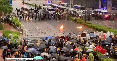 Butelki z benzyną kontra gaz łzawiący. Kolejne starcia protestujących z policją w Hong Kongu
