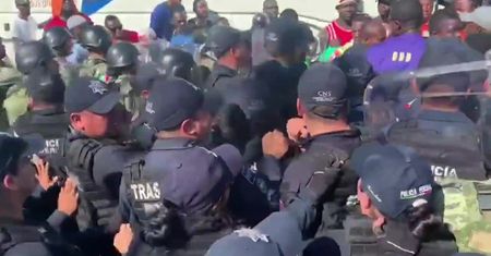 Brutalne starcia na granicy USA z Meksykiem między imigrantami, a policją