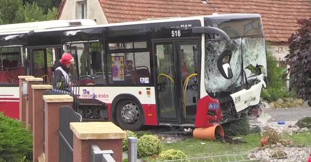 Trzy osoby zostały ranne w wypadku autobusu miejskiego pod Opolem