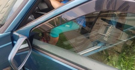 7-LETNIA DZIEWCZYNKA SAMOCHODEM TATY RUSZYŁA W PODÓŻ