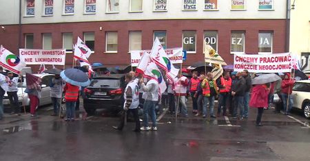 Hutnicy protestowali przed Sądem Rejonowym w Częstochowie