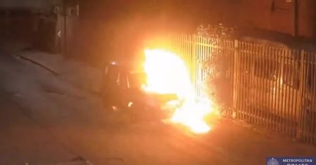 Najpierw ukradł samochód, potem oblał paliwem i podpalił. Policja poszukuje sprawcy