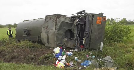 Wojskowa cysterna zjechała z drogi i uderzyła w drzewo. Kierowcę helikopterem przetransportowano do szpitala