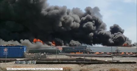 Wykolejenie pociągu towarowego doprowadziło do ogromnego pożaru w stanie Illinois