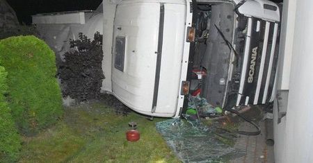 Pijany kierowca. Na zakręcie wypadł z drogi i uderzył w dom. Później w kolejny