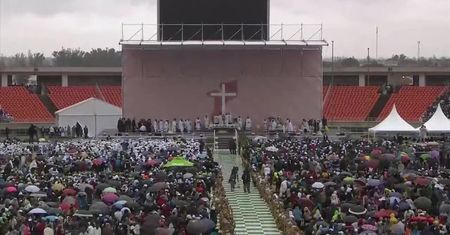 Papież Franciszek odprawił mszę świętą dla 60 tys. Mozambijczyków