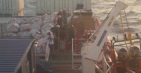 Ciężarna kobieta ewakuowana helikopterem ze statku z uchodźcami