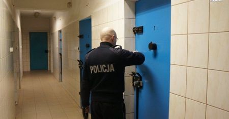 ARESZTOWANY ZA ZNĘCANIE ZE SZCZEGÓLNYM OKRUCIEŃSTWEM NAD 10-LETNIMI PASIERBAMI
