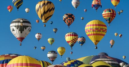 Kolorowe niebo nad Nowym Meksykiem. W Albuquerque trwa Festiwal Balonów