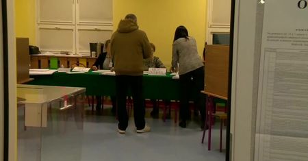 W kilku lokalach głosowano po zakończeniu ciszy wyborczej. Jak to możliwe?
