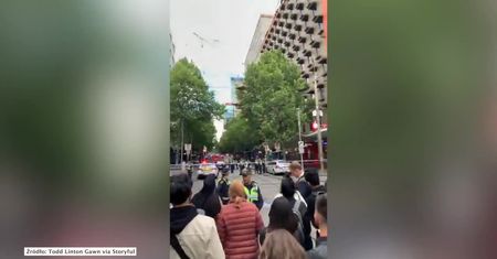 Wybuch samochodu i atak nożem w Melbourne. Policja postrzeliła napastnika