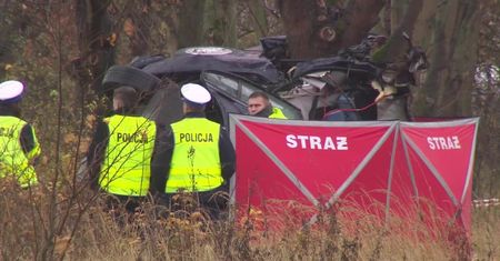 “Samochód owinął się wokół drzewa”. Śmiertelny wypadek w województwie zachodniopomorskim