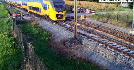 O włos od tragedii na niestrzeżonym przejeździe kolejowym w Holandii. Rowerzystka w ostatniej chwili zauważyła pędzący wprost na nią pociąg
