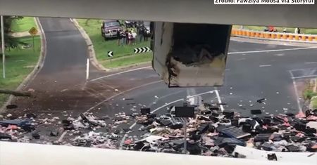 Wypadek tira przewożącego kurczaki na przedmieściach Melbourne. Pojazd zawisł na wiadukcie