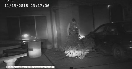 Złodziej uciekał przed policją. Wpadł pod samochód, który ukradł Clackamas