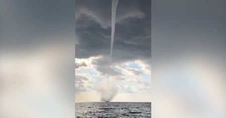 Dwa ogromne tornada u wybrzeży Turcji
