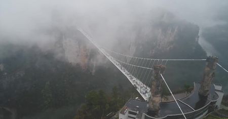 260 metrów swobodnego lotu. Najwyżej położony szklany most otwiera się na skoki na bungee