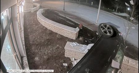 Auto dachowało w pobliżu komisariatu. Kierowca był pod wpływem narkotyków i pędził prawie 170 km/h