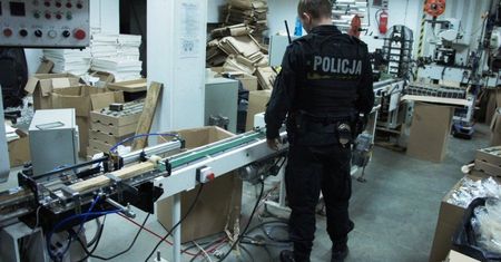 NARKOTYKI, KONTRABANDA I LINIA DO PRODUKCJI PAPIEROSÓW