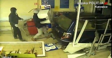 SPRAWCY WJECHALI DO SKLEPU TARANUJĄC DRZWI SAMOCHODEM