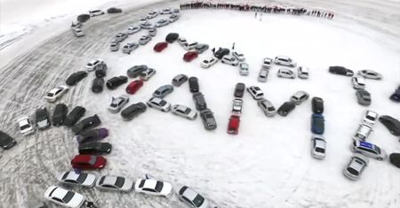 “Wszystkiego najlepszego z okazji dnia kobiet, mamo!”. Wyjątkowe życzenia napisane… samochodami