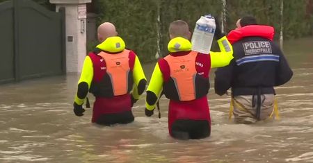 Policja pomaga ewakuować mieszkańców. Paryż i okolice wciąż pod wodą