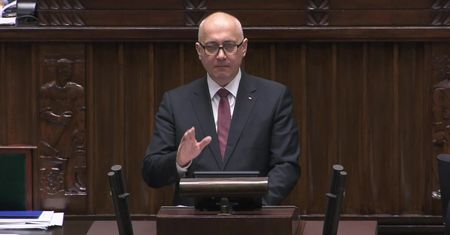 Szef MSWiA w Sejmie: W Polsce takie kreatury muszą chować się po lasach, w Niemczech maszerują w centrum Berlina