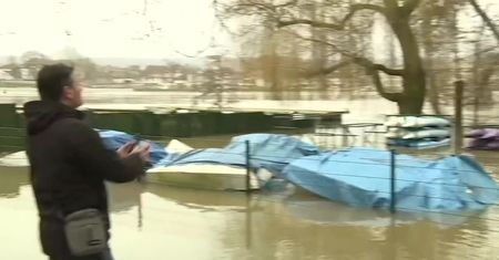 Okolice Notre Dame pod wodą. Poziom Sekwany rośnie
