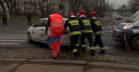 Taksówka uderzyła w wózek z dzieckiem we Wrocławiu. Czterolatek doznał urazu głowy