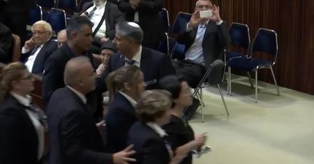 Przepychanki w Knesecie. Protest izraelskich Arabów podczas przemówienia wiceprezydenta USA