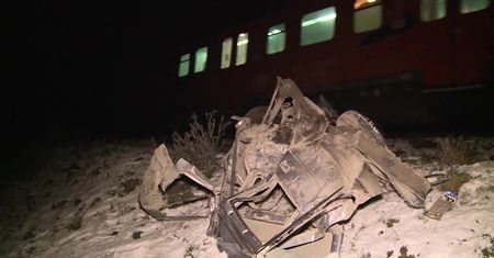 Wpadła w poślizg, utknęła na torowisku i uciekła. Pociąg przepołowił pustą osobówkę