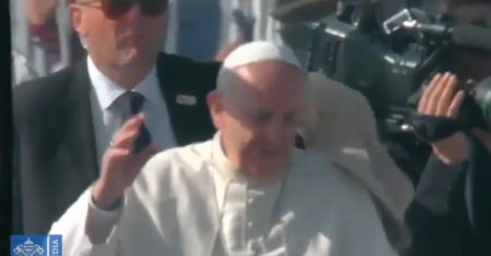 Papież Franciszek uderzony koszulką w twarz. Incydent podczas pielgrzymki do Chile