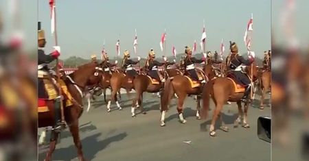 Widowiskowa parada z okazji Dnia Armii w Indiach. Ulicami przejechali motocykliści-akrobaci.