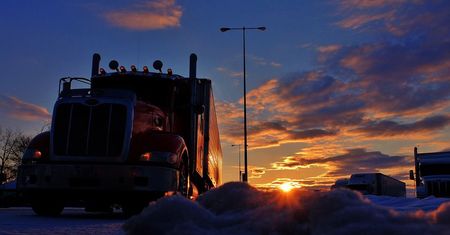 Pijany kierowca ciężarówki jechał autostradą pod prąd.
