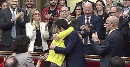 Pierwsza sesja parlamentu Katalonii po wyborach. Roger Torrent nowym premierem