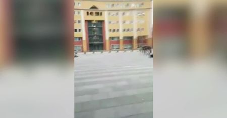 Trzy ofiary orkanu Fryderyka w Holandii. Silny wiatr przewraca ludzi