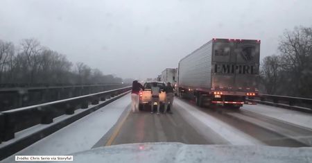 Nietypowy “kulig”. Samochód ciągnął po autostradzie pasażerów, którzy złapali się tylnego zderzaka