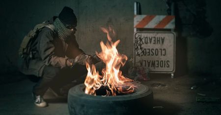 Policjant i strażak uchronili mężczyznę przed zamarznięciem.