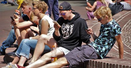 Granica pomiędzy flagowcami, a przeciętnymi smartfonami zaciera się. Smartfony ze zwijanym lub rozkładanym ekranem nieprędko pojawią się na rynku