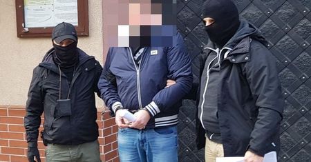 WROCŁAWSCY „ŁOWCY GŁÓW” ZATRZYMALI POSZUKIWANEGO ENĄ I LISTAMI GOŃCZYMI – UKRYWAŁ SIĘ OD BLISKO 3 LAT
