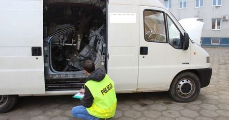 ZŁODZIEJ SAMOCHODOWY W RĘKACH ŁOWICKICH POLICJANTÓW