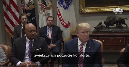 D. Trump chce wyposażyć część pedagogów w broń.