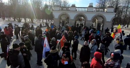 W Warszawie odbył się protest przeciwko budowie pomnika smoleńskiego