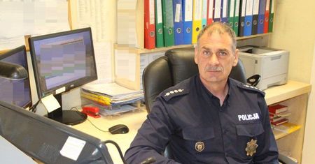 DYŻURNY POLICJI Z NAKŁA PRZEZ TELEFON POPROWADZIŁ SKUTECZNĄ RESUSCYTACJĘ DZIECKA