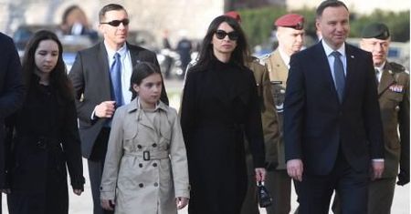 Prezydent Andrzej Duda złożył kwiaty na grobie Lecha i Marii Kaczyńskich