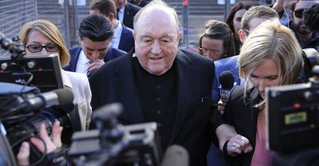 Arcybiskup Adelajdy oskarżony o ukrywanie wiedzy o molestowaniu dziecka