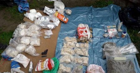 DOLNOŚLĄSCY POLICJANCI ZABEZPIECZYLI BLISKO 40 KG NARKOTYKÓW O CZARNORYNKOWEJ WARTOŚCI OKOŁO 2,2 MLN ZŁ