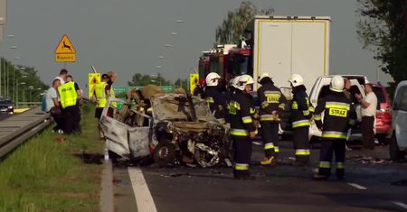 Karambol i pożar na S8. Cztery osoby ranne, w tym jedna ciężko