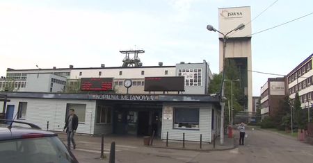 Ratownicy kontynuują akcję poszukiwawczą trzech górników w kopalni “Zofiówka”. Wyścig z czasem trwa już szóstą dobę.