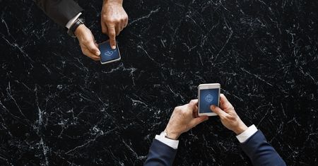 Nowozelandzki minister transportu rozmawiał przez telefon komórkowy w samolocie